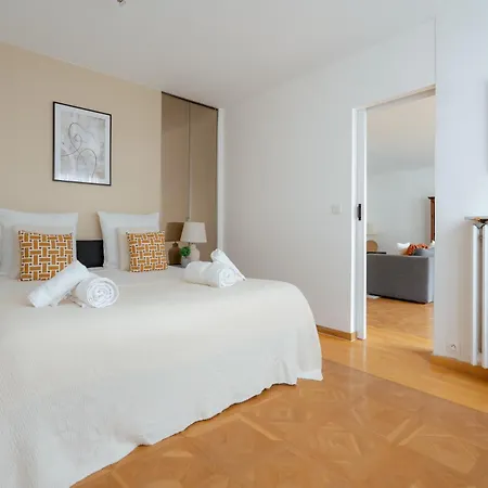 Grand Moderne Avec 4 A 15ᵉ *